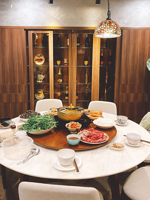 Kỳ Duyên có tủ rượu hoành tráng. Để trưng bày các loại rượu, căn hộ của nàng Hậu còn có hẳn một chiếc tủ đựng. Cô từng chia sẻ rằng: "Ai vào nhà mình chắc sẽ nghĩ mình là một chú 'sâu rượu' mất, con gái gì nhà chỉ có cái tủ rượu là to nhất vậy. Thực sự là mình chả biết uống đâu, mình chỉ thích ngắm thôi các bạn ạ".