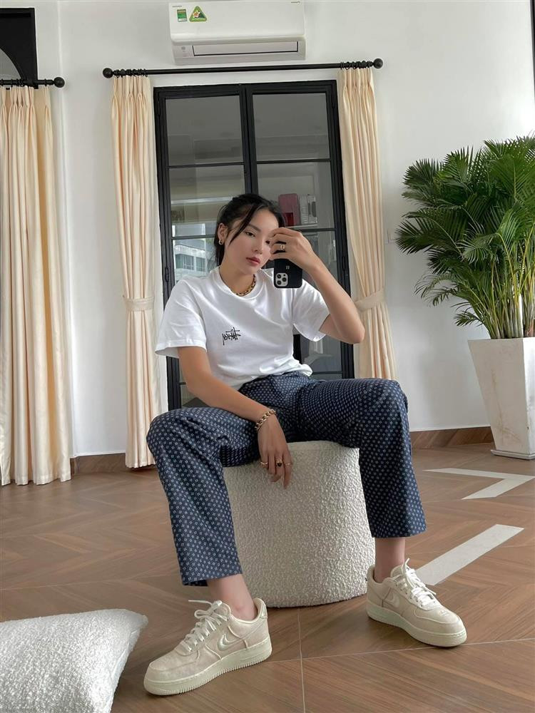 Phòng khách ấn tượng với tông trắng trở nên mềm mại nhờ bộ rèm màu kem phớt hồng.