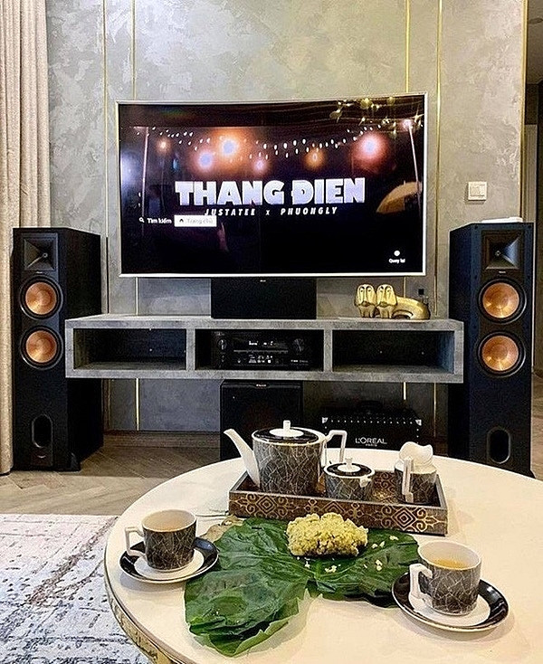 Bộ loa được mua tại Paris, Pháp.