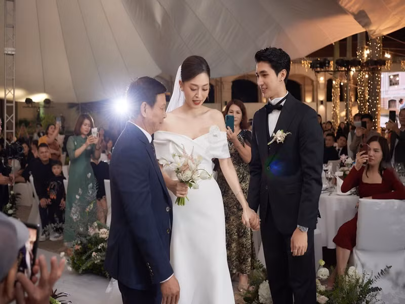 Khoảnh khắc ý nghĩa của cô dâu bên chồng và bố đẻ. Ảnh: Linh Lê Chí