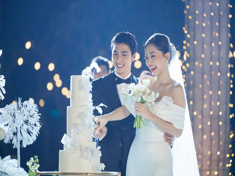 Nàng á hậu cùng chồng cắt bánh cưới. Ảnh: Linh Lê Chí