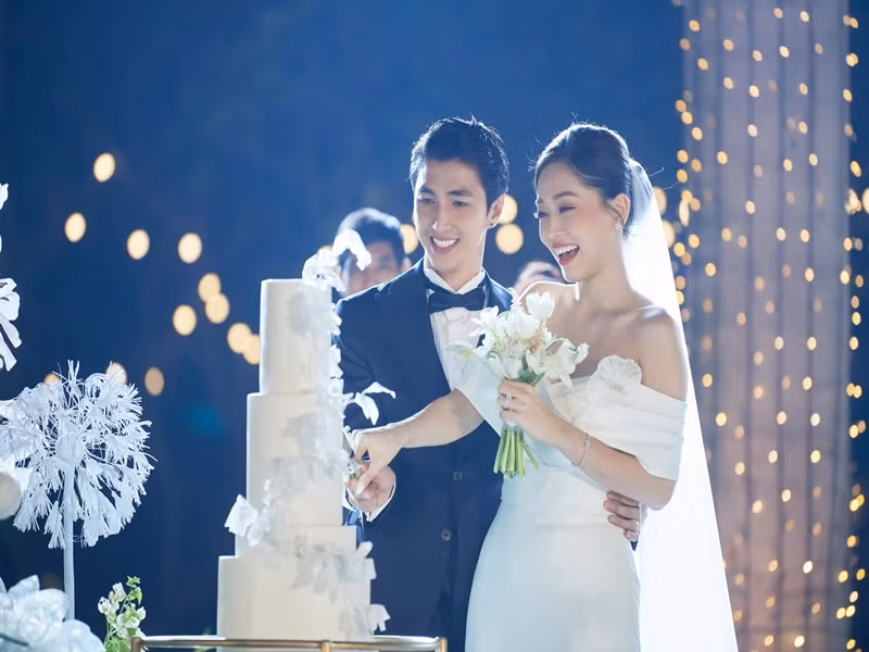 Nàng á hậu cùng chồng cắt bánh cưới. Ảnh: Linh Lê Chí