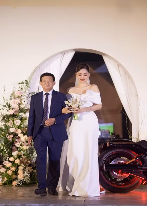 Phương Nga được bố đẻ đưa vào lễ đường. Ảnh: Linh Lê Chí