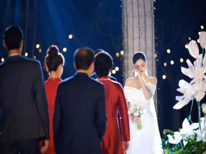 Phương Nga không kìm được những giọt nước mắt hạnh phúc. Ảnh: Linh Lê Chí