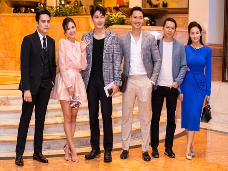  Đám cưới Phương Nga - Bình An vào tối ngày 21/10 quy tụ dàn sao Việt. Các diễn viên Huyền Lizzie, Đình Tú, Mạnh Trường, Lã Thanh Huyền đến dự hôn lễ. Ảnh: Người đưa tin