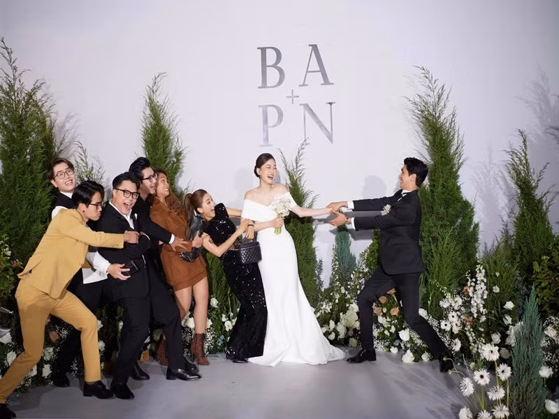 Khoảnh khắc hài hước của cô dâu chú rể bên dàn khách mời. Ảnh: Linh Lê Chí