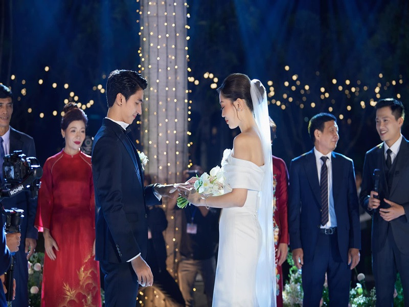 Đôi uyên ương thực hiện các nghi lễ trong đám cưới. Ảnh: Linh Lê Chí