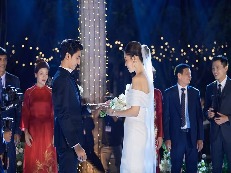 Đôi uyên ương thực hiện các nghi lễ trong đám cưới. Ảnh: Linh Lê Chí