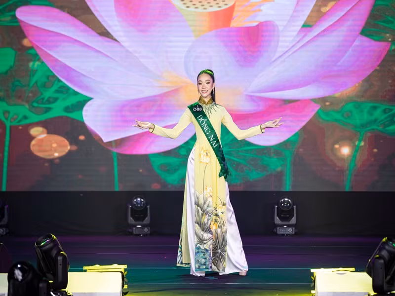 Kim Ngân duyên dáng trong tà áo dài ở cuộc thi. Ảnh: BTC