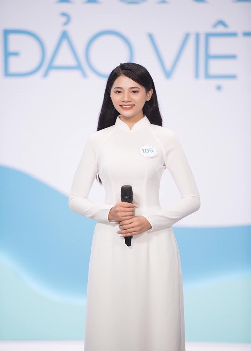 Theo Đại đoàn kết, sau khi đăng quang, Hoa hậu Biển đảo Việt Nam 2022 bày tỏ nguyện vọng được bán đấu giá chiếc vương miện trị giá trên 3,9 tỷ đồng và sẽ dùng 100% số tiền đó để gửi tặng ngư dân, chiến sĩ ở các quần đảo Hoàng Sa, Trường Sa của Việt Nam. Ảnh: FBNV