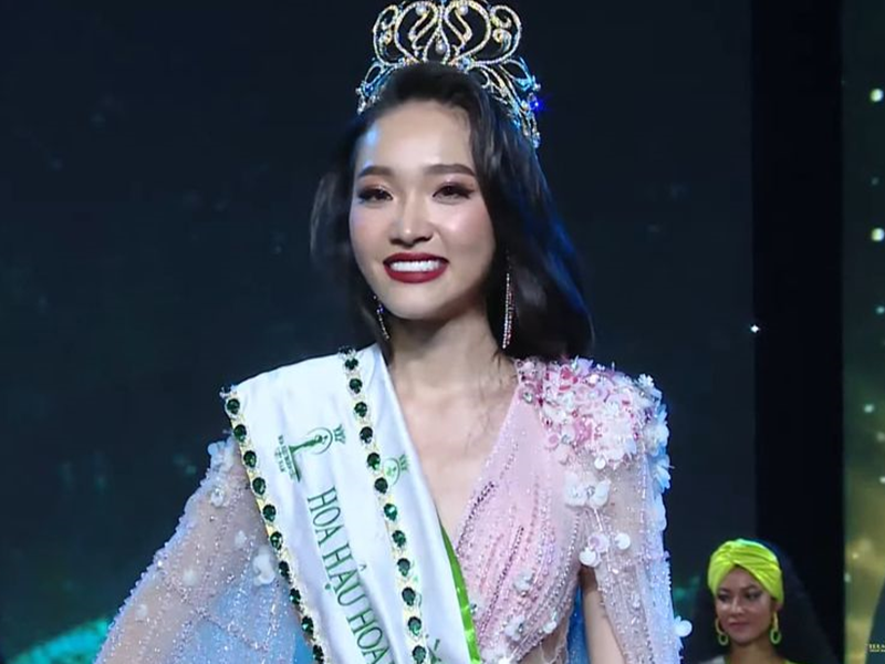 Cũng vào tối ngày 22/10, Phạm Kim Ngân đăng quang Hoa hậu Toàn cầu Việt Nam 2022. Ảnh: Thương hiệu và pháp luật