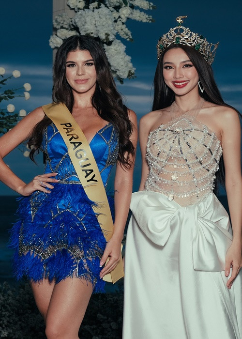 Thùy Tiên trao sash cho từng thí sinh năm nay. Ảnh: Miss Grand International