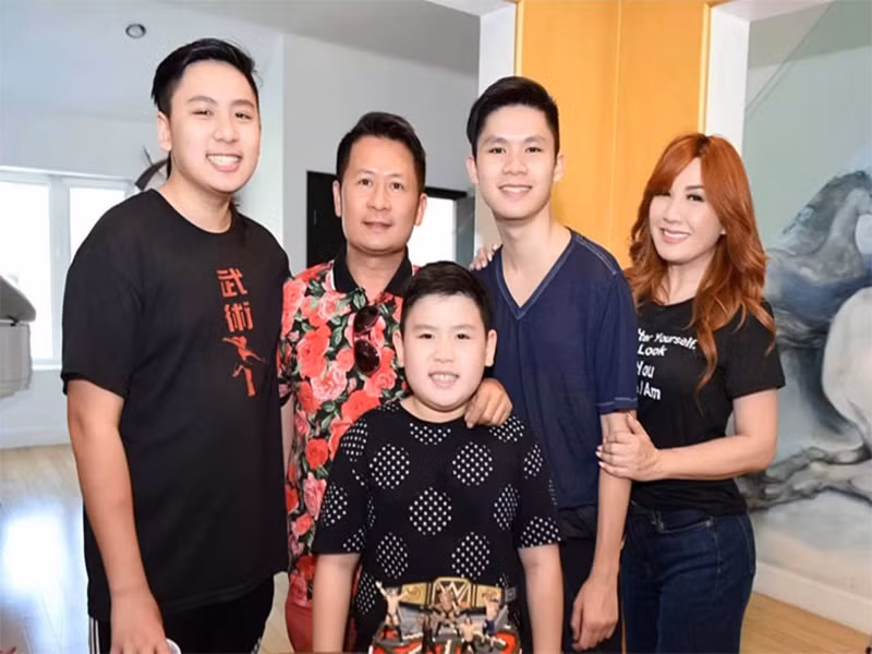 Sau khi ly hôn, Bằng Kiều và Trizzie Phương Trinh giữ mối quan hệ tốt đẹp, thoải mái xuất hiện bên nhau trong các dịp quan trọng của con cái.