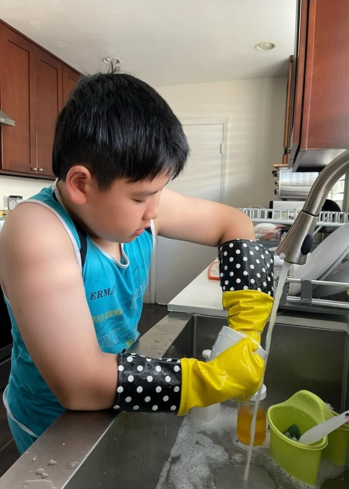 Cậu con trai thứ 3 của Bằng Kiều tên Kenzi, sinh năm 2011, tính cách hiền lành, tình cảm, ngoan ngoãn. Gần đây, Trizzie Phương Trinh chia sẻ hình ảnh con trai Kenzi rửa bát trong lúc cô vắng nhà.