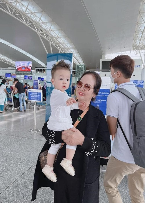 Cậu nhóc trắng trẻo, đáng yêu vô đối.