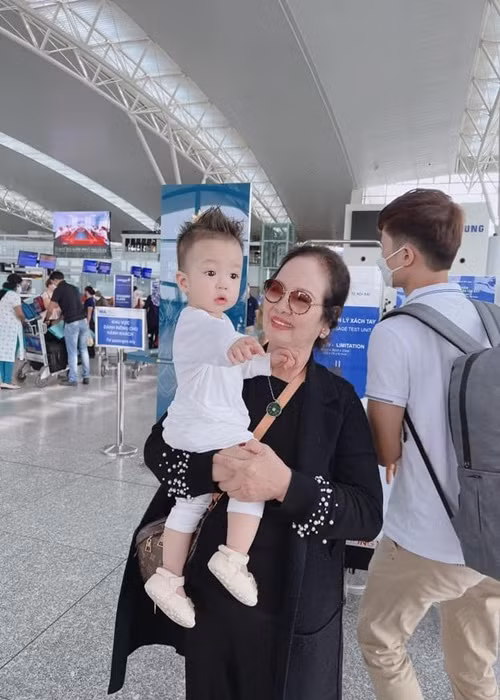 Cậu nhóc trắng trẻo, đáng yêu vô đối.