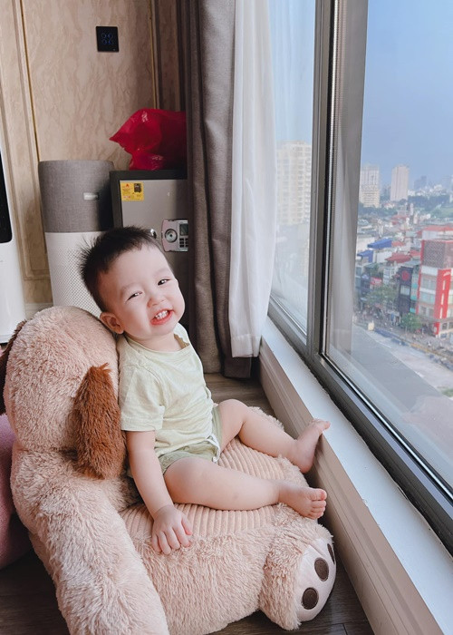 Bé Benly hiện được 1 tuổi, tên thật Bằng Nguyên, là trái ngọt tình yêu của Bằng Kiều và nửa kia giấu mặt.