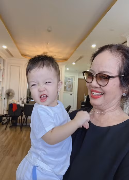 Bằng Kiều chia sẻ hình ảnh bé Benly bên bà nội.