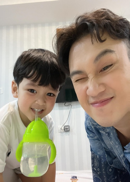 Dương Triệu Vũ thậm chí làm ba đỡ đầu cho bé Polo.