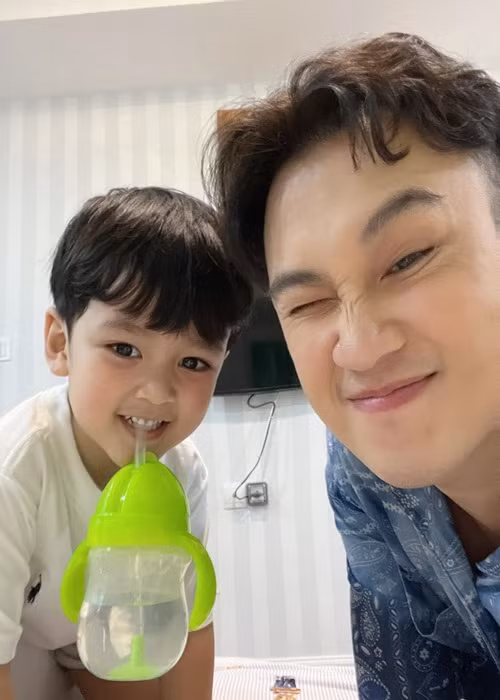 Dương Triệu Vũ thậm chí làm ba đỡ đầu cho bé Polo.