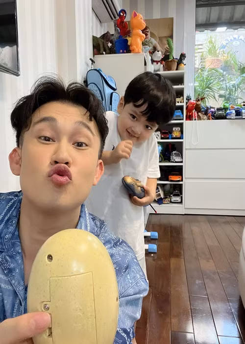 Bé Polo vui vẻ chơi đùa cùng Dương Triệu Vũ.