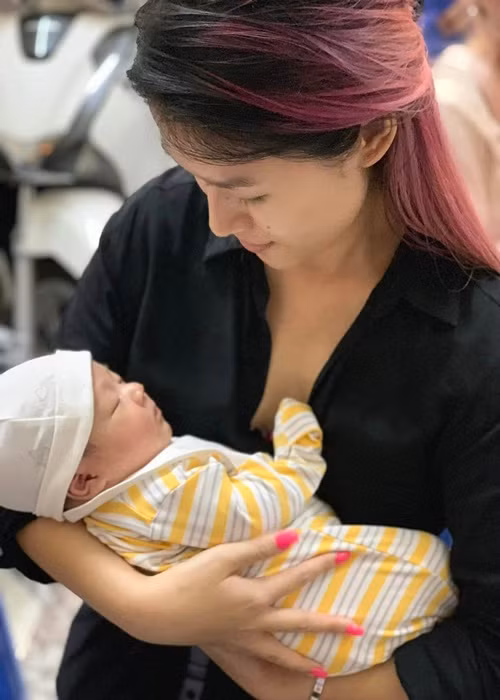 Sau khi Đàm Vĩnh Hưng công khai con trai 3 tuổi, một số nghệ sĩ thân thiết với ông hoàng nhạc Việt chia sẻ loạt ảnh ngày còn nhỏ của bé Polo.