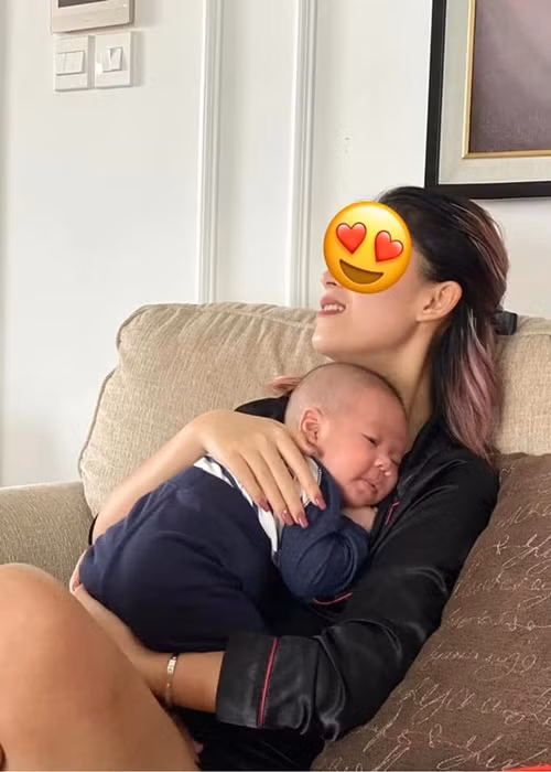 Ngọc Thanh Tâm đăng tải loạt ảnh ẵm bồng con trai Đàm Vĩnh Hưng ngày bé.