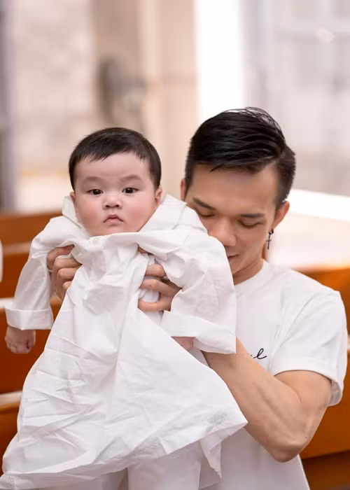 Ngoài Ngọc Thanh Tâm, NTK Tuấn Trần cũng chia sẻ ảnh bé Polo.