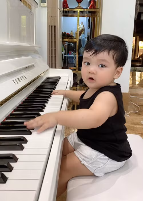 Đàm Vĩnh Hưng cho biết, anh có trên 50 nghìn tấm hình và 9 nghìn clip ngắn của 2 cha con. Nam ca sĩ hứa sẽ đăng tải để cho mọi người thấy anh nuôi con trai ra sao. Mr Đàm còn hài hước bày tỏ, con trai được chú ý hơn mình.