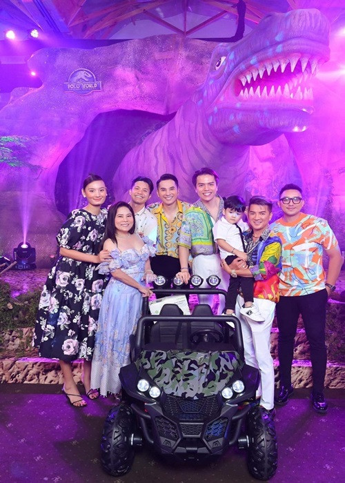 Đàm Vĩnh Hưng giới thiệu con trai với bạn bè, đồng nghiệp.