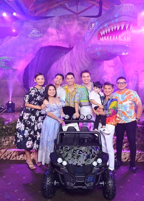 Đàm Vĩnh Hưng giới thiệu con trai với bạn bè, đồng nghiệp.