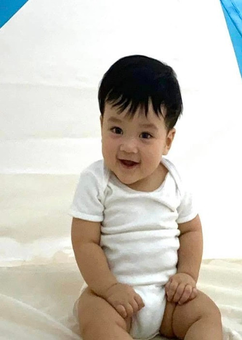 Gương mặt bầu bĩnh, chân tay tròn lẳn của bé Polo ngày bé.