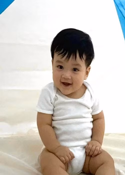 Gương mặt bầu bĩnh, chân tay tròn lẳn của bé Polo ngày bé.