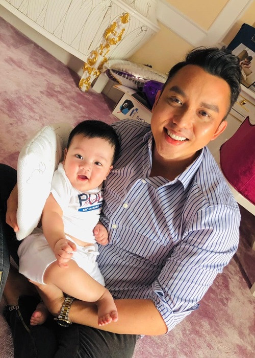 La Quốc Hùng cũng khoe ảnh ẵm bồng con trai Đàm Vĩnh Hưng.