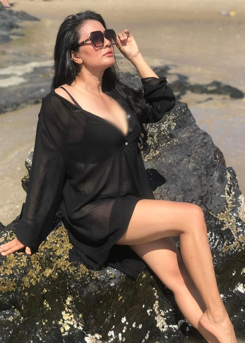 Khi đăng tải ảnh mặc bikini, "nữ hoàng cảnh nóng" Kiều Trinh được một số cư dân mạng khuyên nên mặc "kín cổng cao tường". Nữ diễn viên nhanh chóng đáp trả: "Việc đi tắm biển mặc đồ bơi hết sức bình thường nên các anh làm ơn đừng nhắn tin khuyên tôi mặc kín như Ninja. Vì chúng ta không phải tình nhân cũng không phải vợ chồng. Tôi là mẹ độc thân, làm những điều mình yêu bản thân và yêu cuộc sống hiện tại hơn. Miễn sao không trái thuần phong mỹ tục là được. Chừng nào lên Đà Lạt trời lạnh 16 độ mà tôi diện bikini thì hãy nói đằng này tôi đang đi tắm biển".