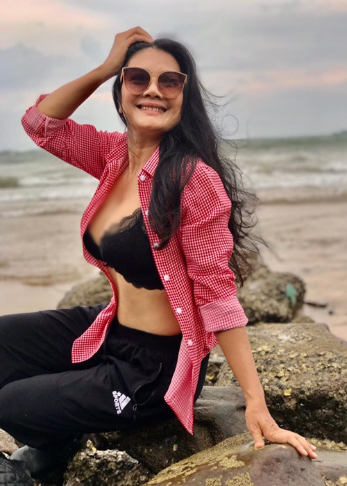 Bà mẹ 3 con thường xuyên ăn mặc gợi cảm khoe ngực đầy.