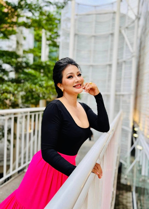 Áo khoét ngực sâu giúp vòng một của Kiều Trinh đầy đặn hơn.