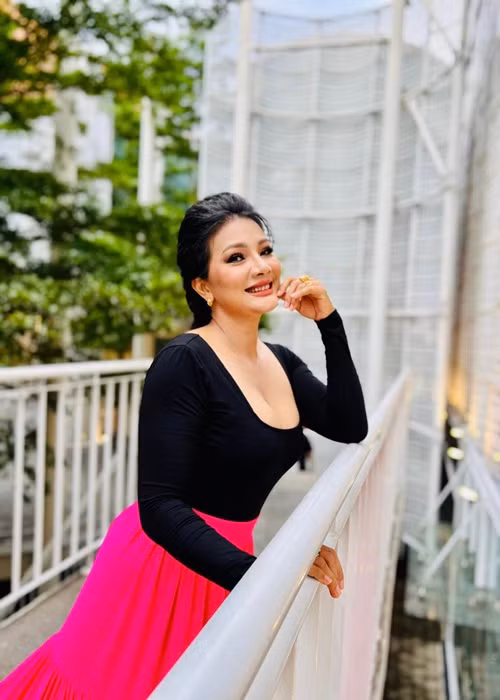 Áo khoét ngực sâu giúp vòng một của Kiều Trinh đầy đặn hơn.