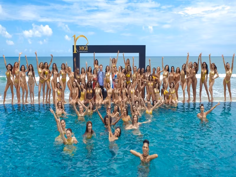 Thiên Ân cùng khoảng 70 thí sinh khác chụp ảnh sau phần thi áo tắm. Ảnh: Miss Grand International