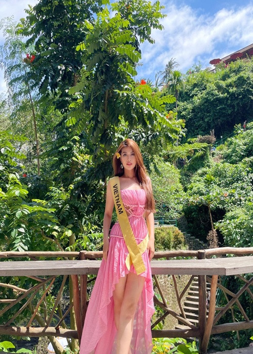 Ngoài bị thương ở chân trái, Thiên Ân còn gặp sự cố bị sưng tấy lỗ tai nên không thể đeo khuyên và say xe. Ảnh: FBNV