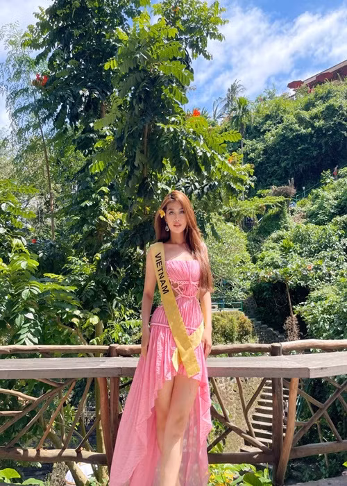 Ngoài bị thương ở chân trái, Thiên Ân còn gặp sự cố bị sưng tấy lỗ tai nên không thể đeo khuyên và say xe. Ảnh: FBNV