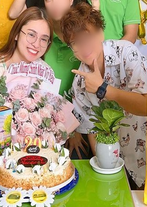 Mới đây, trên trang cá nhân, Thiện Nhân khoe ảnh đón sinh nhật bên người yêu tên N.T. Nữ ca sĩ chia sẻ: "Cảm ơn "chồng" và gia đình nhỏ đã tổ chức cho Thiên An một ngày vui thật ấm áp và đầy hạnh phúc". Phía N.T bày tỏ: "Chúc mừng sinh nhật vợ yêu, gặp nhau 8 năm chưa bên vợ sinh nhật lần nào, đây là lần đầu tiên với chủ đề "sinh nhật bất ngờ tặng vợ".