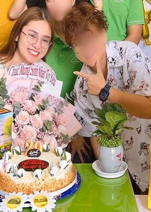 Mới đây, trên trang cá nhân, Thiện Nhân khoe ảnh đón sinh nhật bên người yêu tên N.T. Nữ ca sĩ chia sẻ: "Cảm ơn "chồng" và gia đình nhỏ đã tổ chức cho Thiên An một ngày vui thật ấm áp và đầy hạnh phúc". Phía N.T bày tỏ: "Chúc mừng sinh nhật vợ yêu, gặp nhau 8 năm chưa bên vợ sinh nhật lần nào, đây là lần đầu tiên với chủ đề "sinh nhật bất ngờ tặng vợ".