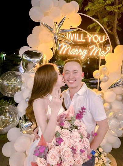 Dam cuoi nhu mo cua chang Viet kieu va hot girl xu Hue-Hinh-3