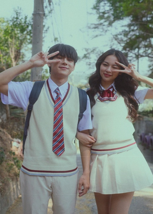 Thái Vũ thân thiết với Phí Phương Anh khi quay MV.