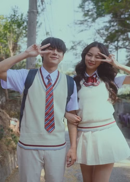 Thái Vũ thân thiết với Phí Phương Anh khi quay MV.