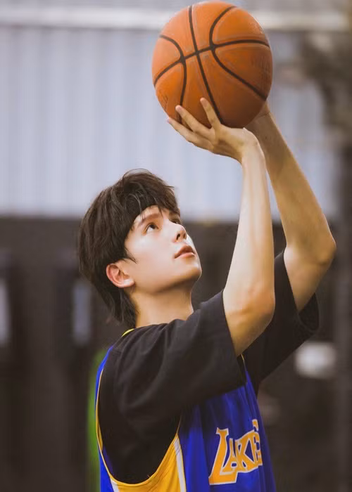 Tuy nhiên, anh cảm thấy mình chưa đủ cân đối về ngoại hình, vẫn còn hơi gầy.