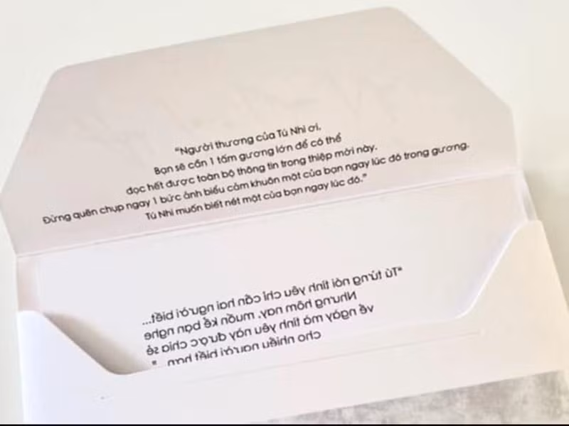 Thiệp cưới của Diệu Nhi - Anh Tú khá đặc biệt. Chữ trong thiệp cưới in ngược nên khách mời cần sử dụng gương để có thể đọc hết được nội dung. Ảnh: Dân Trí