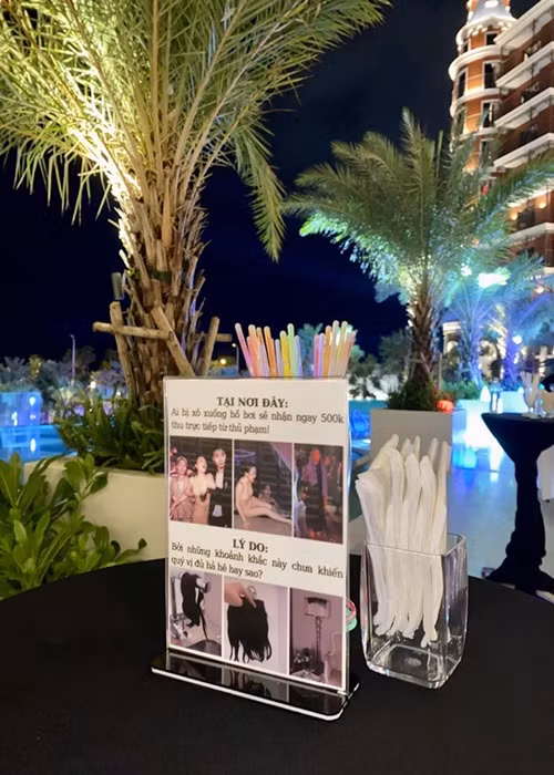 Khi tham dự một số đám cưới, Diệu Nhi bị xô xuống hồ bơi nên bị rơi tóc giả. Chính vì vậy, trong đám cưới của mình, cô đưa ra quy định hài hước: “ai bị xô xuống hồ bơi sẽ nhận ngay 500 nghìn đồng từ thủ phạm”. Ảnh: Người đưa tin