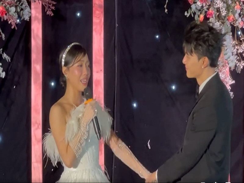 Trong đám cưới, Diệu Nhi thể hiện ca khúc "Từ hôm đó" tặng Anh Tú. Tuy nhiên cô hát sai lời, lệch tông, quên lời nên phần trình diễn của cô khiến Anh Tú liên tục bật cười. Ảnh: Người đưa tin